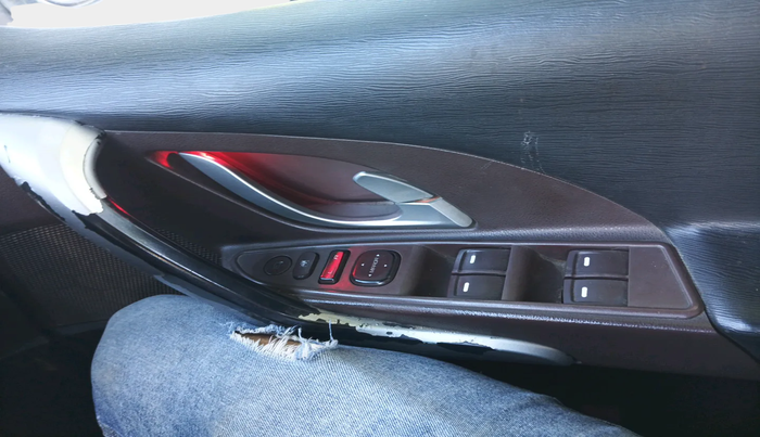 2013 Mahindra XUV500 W8, Diesel, Manual, 1,98,739 km, interior