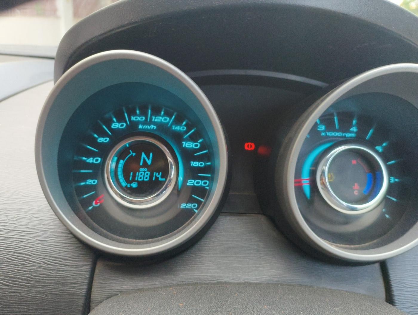2016 Mahindra XUV500 W10, Diesel, Manual, 1,18,814 km, interior