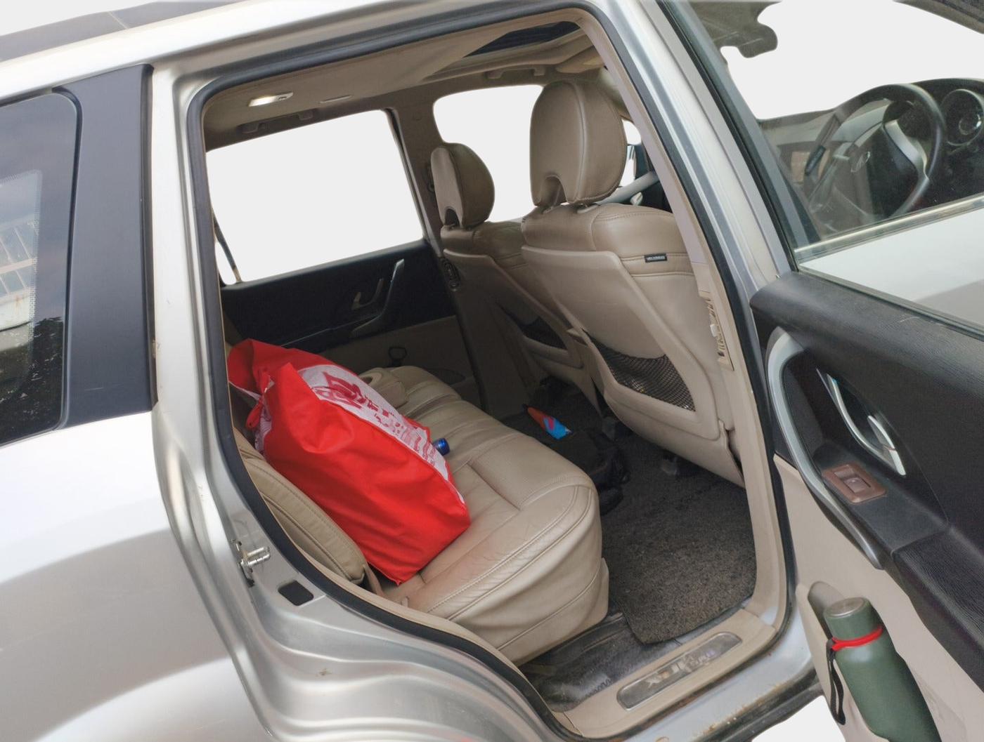 2016 Mahindra XUV500 W10, Diesel, Manual, 1,18,814 km, interior