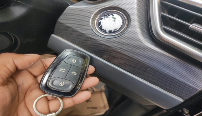 2020 Tata Harrier XZ 2.0L, Diesel, Manual, 1,76,857 km, interior