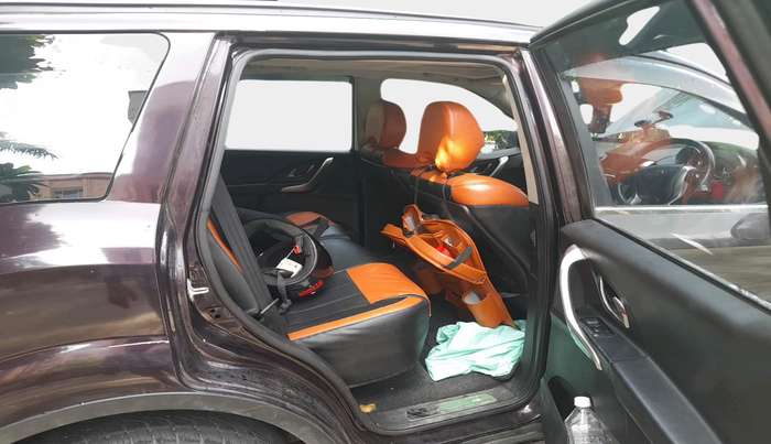 2018 Mahindra XUV500 W9, Diesel, Manual, 1,05,942 km, interior
