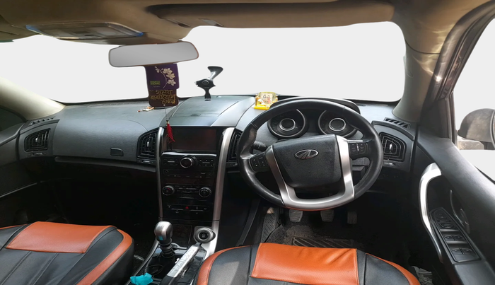 2018 Mahindra XUV500 W9, Diesel, Manual, 1,05,942 km, interior