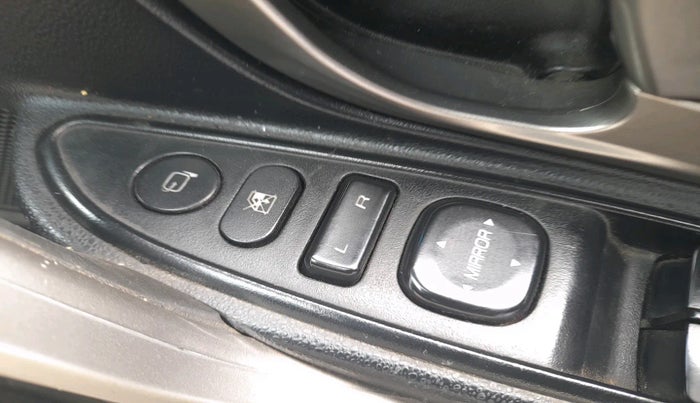 2018 Mahindra XUV500 W9, Diesel, Manual, 1,05,942 km, interior