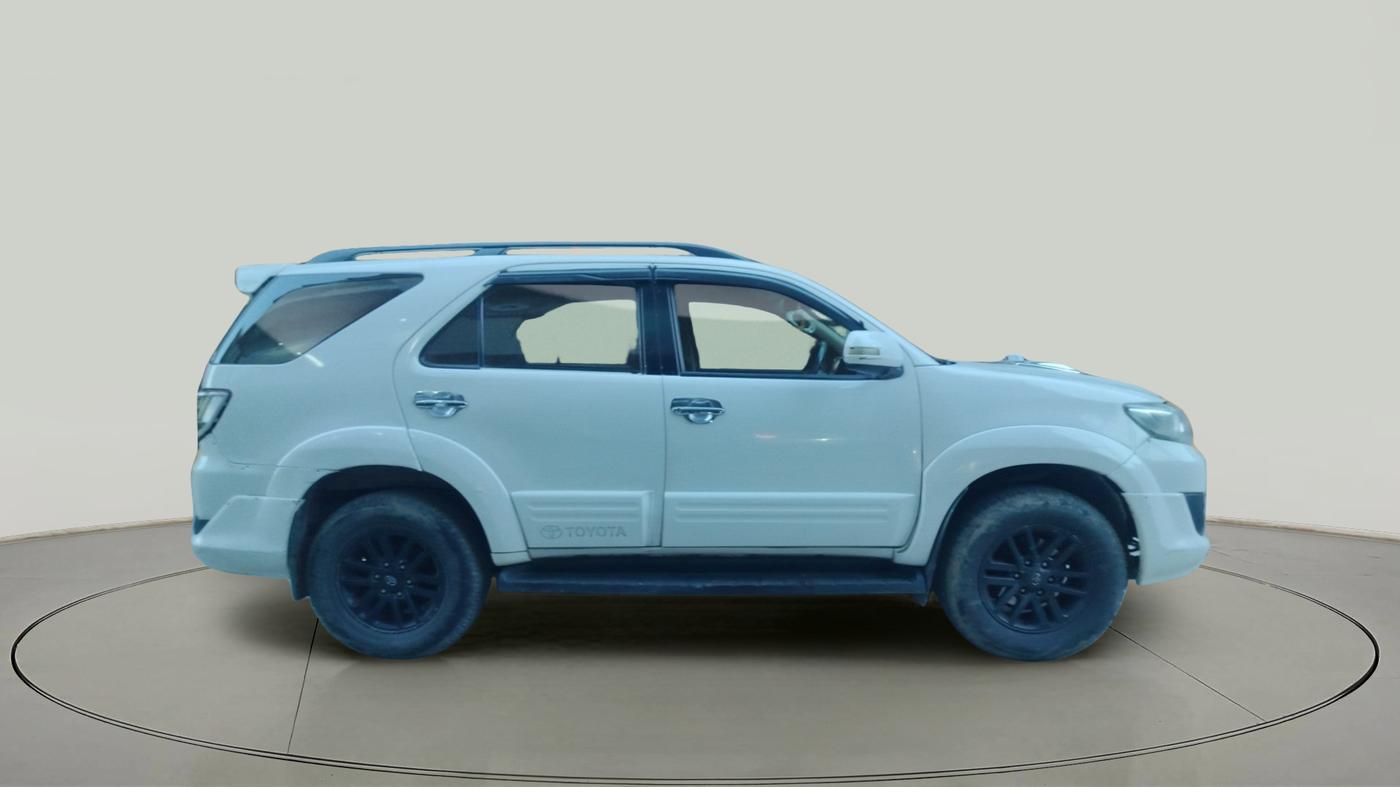 2014 Toyota Fortuner 3.0 4X2 MT, Diesel, Manual, 2,15,000 km, exterior