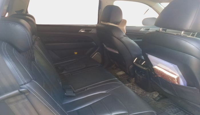 2018 Mahindra ALTURAS G4 2WD AT, Diesel, Automatic, 1,13,123 km, interior