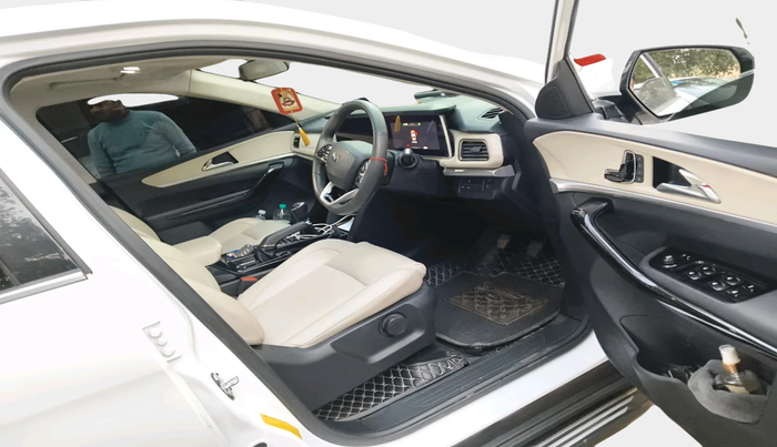 2025 Mahindra XUV700 AX 7 D MT 7 STR, Diesel, Manual, 16,942 km, interior