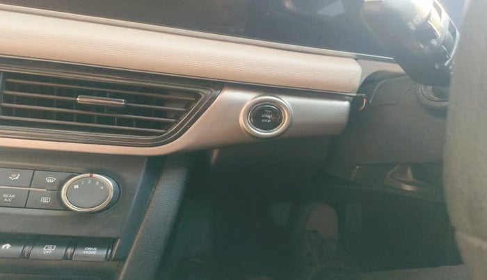 2024 Mahindra XUV700 AX 5 D AT 7 STR, Diesel, Automatic, 39,102 km, interior