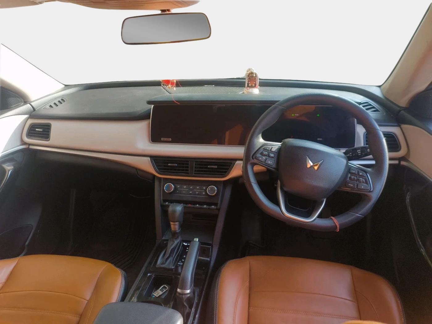 2024 Mahindra XUV700 AX 5 D AT 7 STR, Diesel, Automatic, 39,102 km, interior