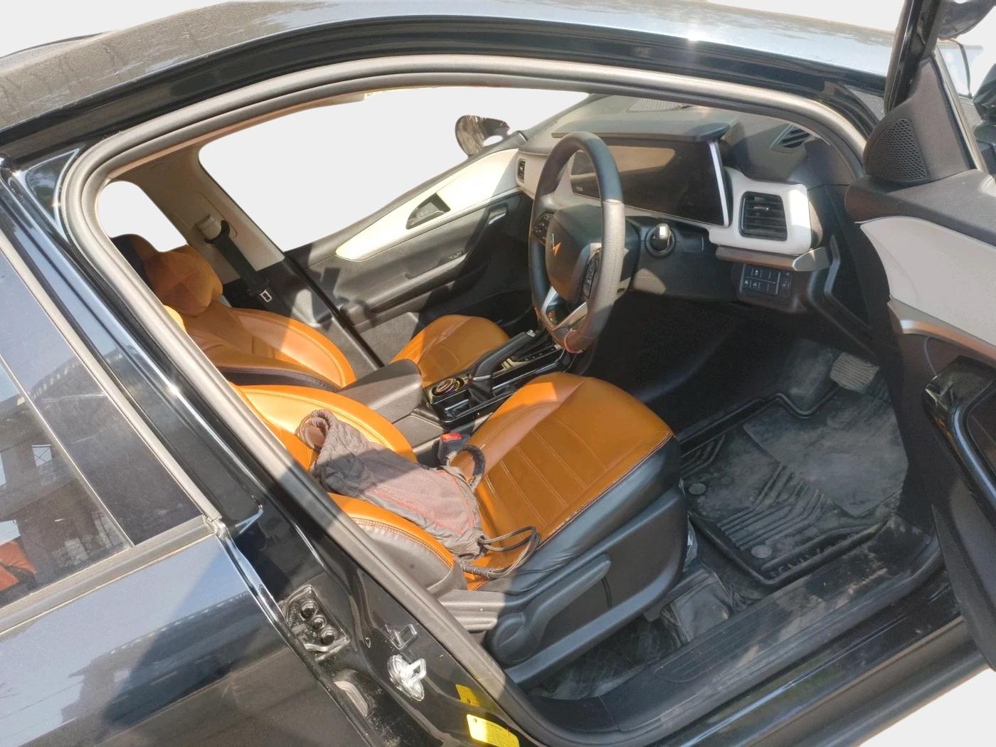 2024 Mahindra XUV700 AX 5 D AT 7 STR, Diesel, Automatic, 39,102 km, interior