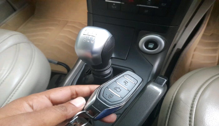 2017 Mahindra XUV500 W10, Diesel, Manual, 86,604 km, interior