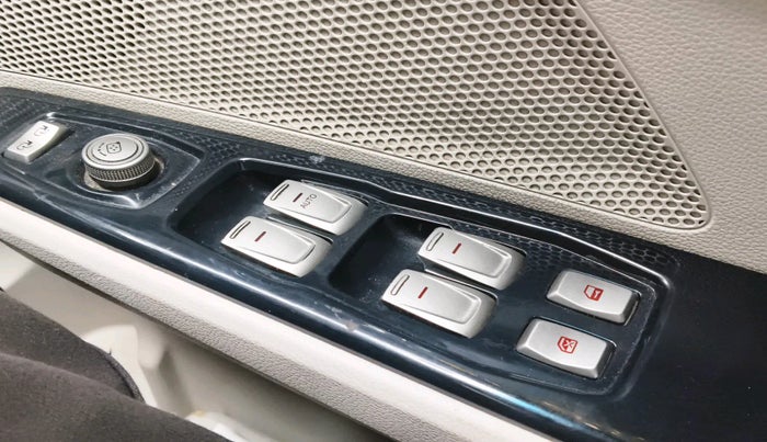 2020 Mahindra XUV300 W8(O) 1.5 DIESEL DUAL TONE, Diesel, Manual, 1,04,507 km, interior