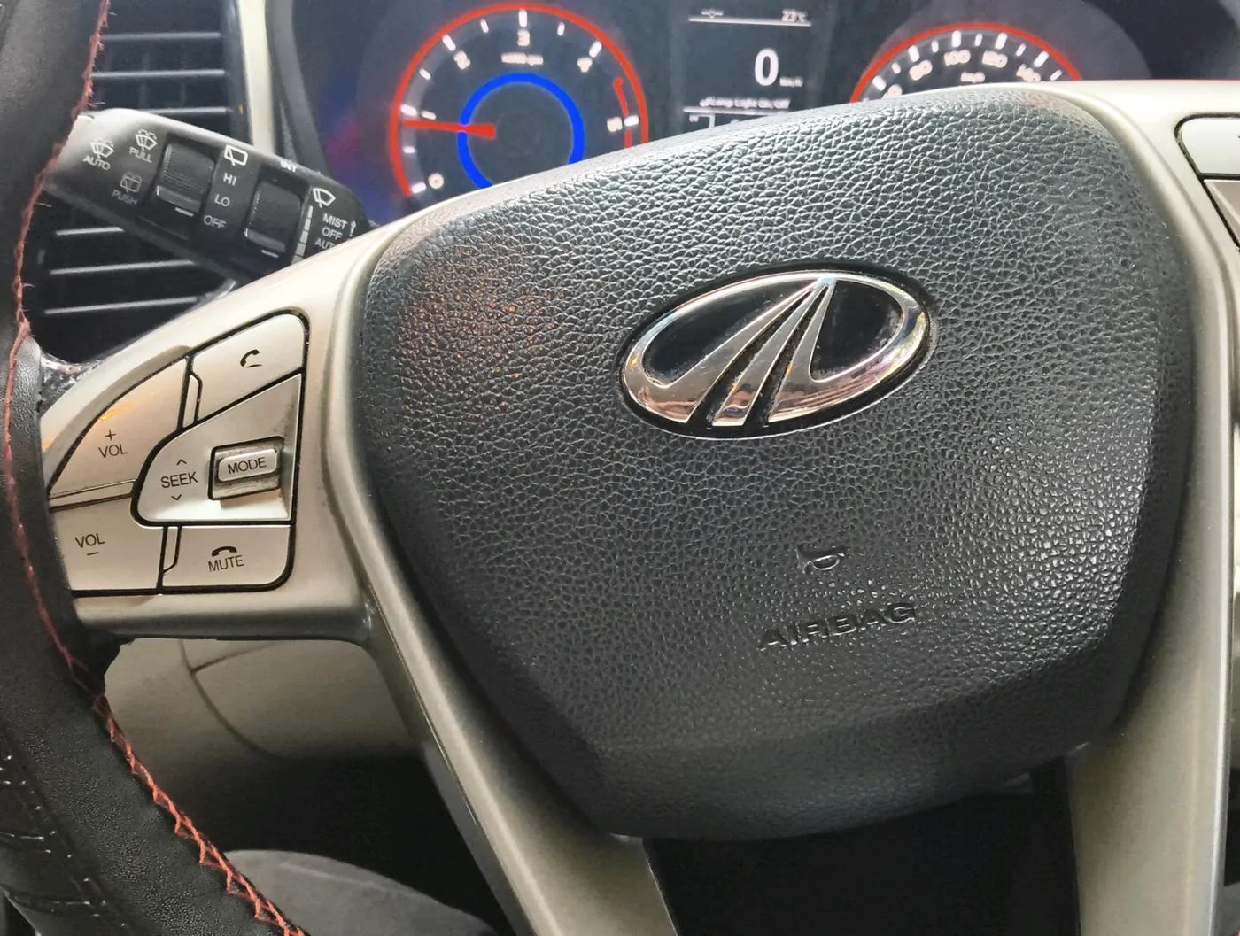 2020 Mahindra XUV300 W8(O) 1.5 DIESEL DUAL TONE, Diesel, Manual, 1,05,920 km, interior