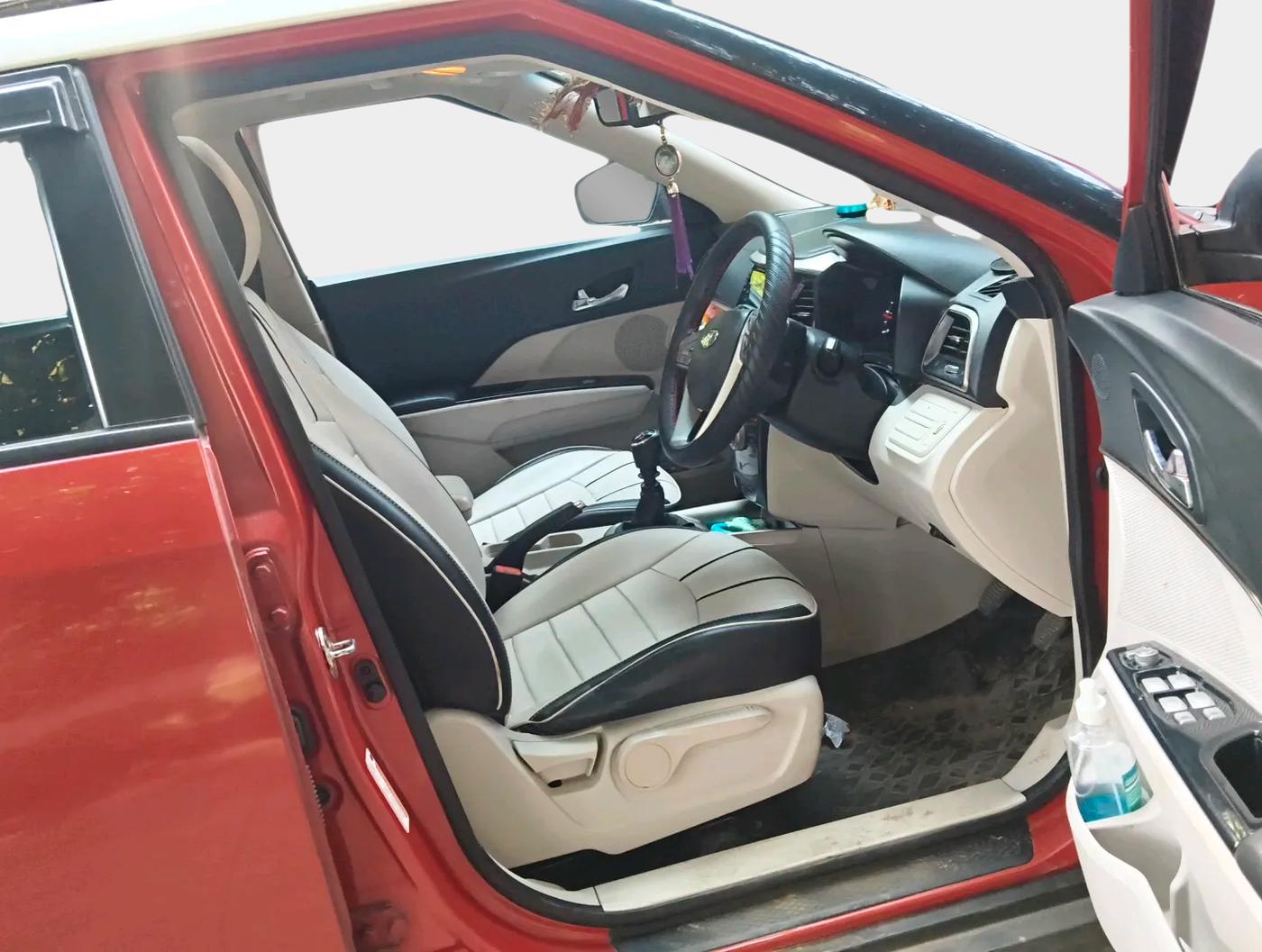 2020 Mahindra XUV300 W8(O) 1.5 DIESEL DUAL TONE, Diesel, Manual, 1,05,920 km, interior