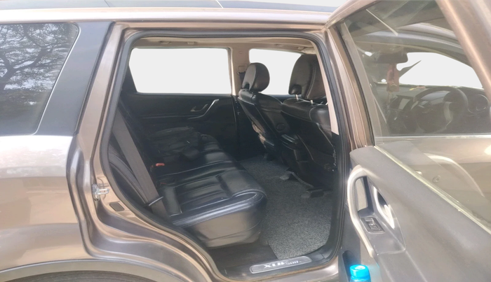 2017 Mahindra XUV500 W10, Diesel, Manual, 1,00,366 km, interior