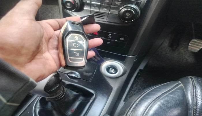 2017 Mahindra XUV500 W10, Diesel, Manual, 1,00,366 km, interior