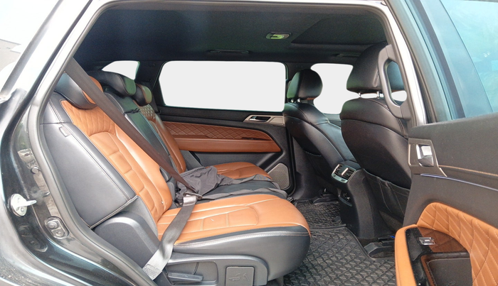 2019 Mahindra ALTURAS G4 4WD AT, Diesel, Automatic, 1,26,728 km, interior