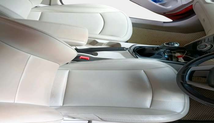 2019 Mahindra XUV300 W8 (O) 1.2 PETROL, Petrol, Manual, 65,581 km, interior