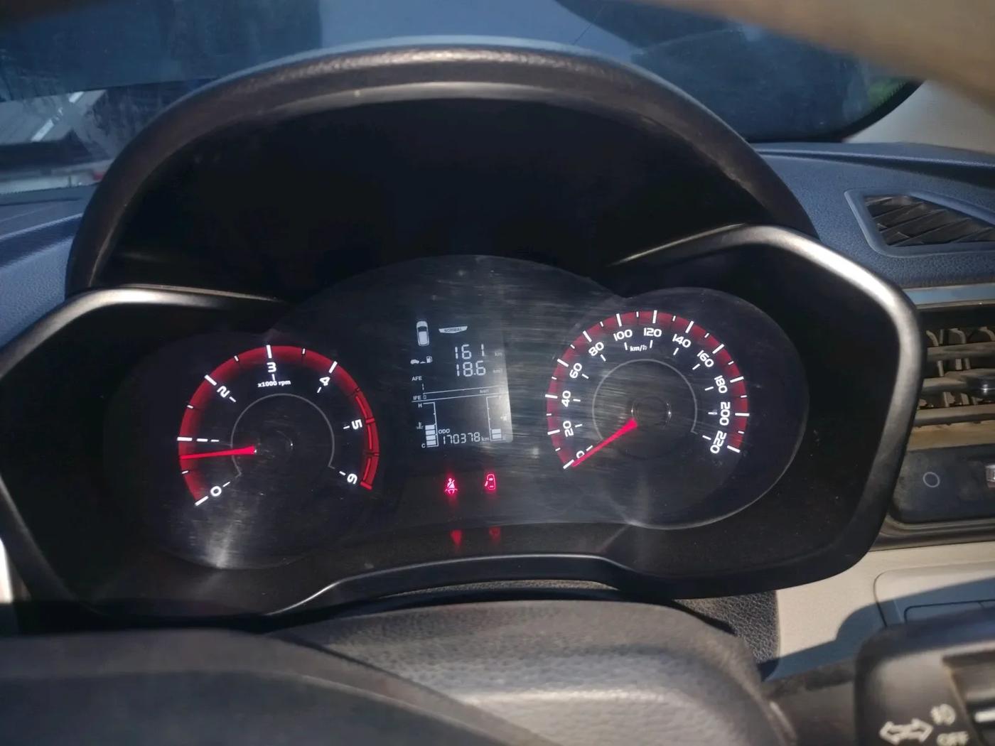 2020 Mahindra XUV300 W6 1.5 Diesel, Diesel, Manual, 1,70,378 km, interior