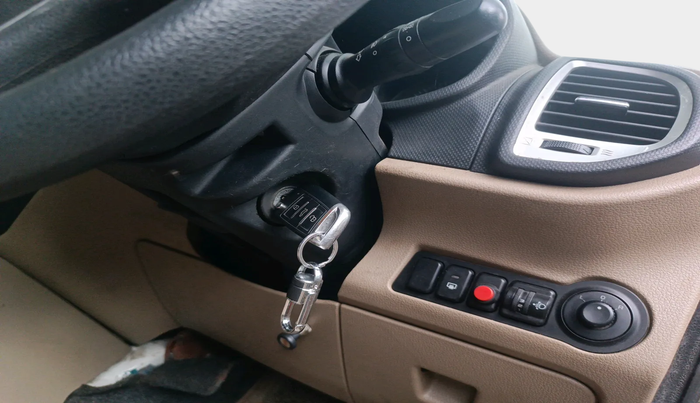 2016 Mahindra TUV300 T8, Diesel, Manual, 67,560 km, interior