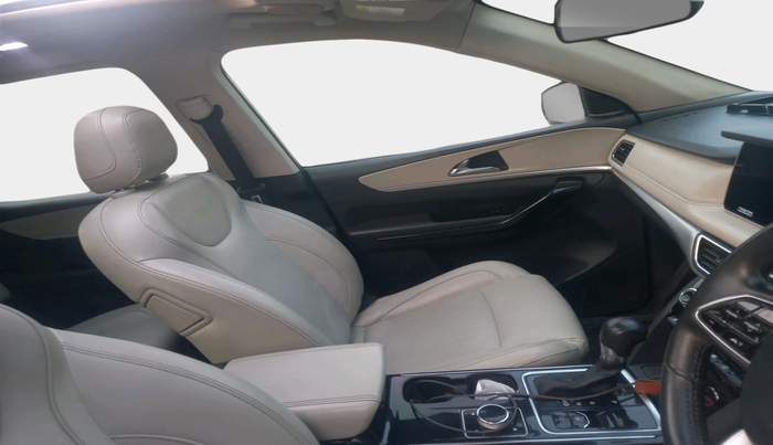 2021 Mahindra XUV700 AX 7 LUXURY P AT 7 STR, Petrol, Automatic, 48,740 km, interior