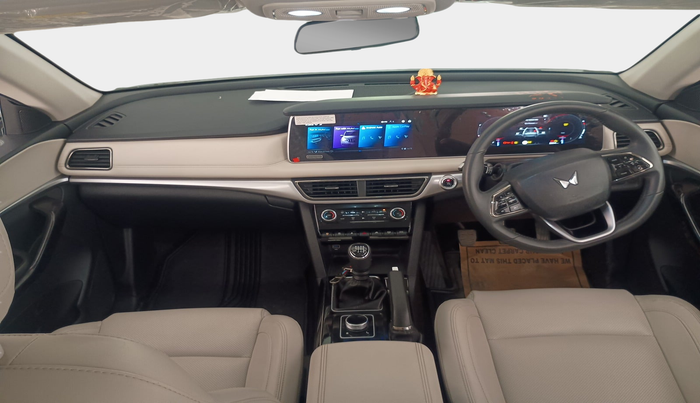 2024 Mahindra XUV700 AX 7 D MT 7 STR, Diesel, Manual, 25,016 km, interior