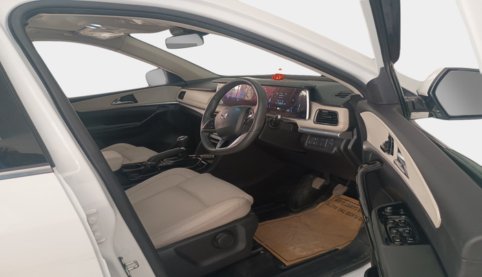 2024 Mahindra XUV700 AX 7 D MT 7 STR, Diesel, Manual, 25,016 km, interior