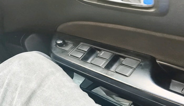 2012 Maruti Swift VXI, Petrol, Manual, 1,13,797 km, interior