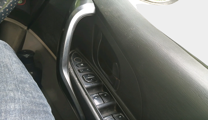 2016 Mahindra XUV500 W4, Diesel, Manual, 1,02,864 km, interior