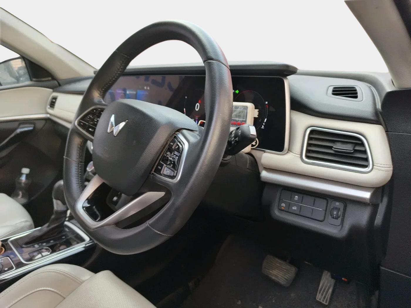 2023 Mahindra XUV700 AX 7 LUXURY D AT 7 STR, Diesel, Automatic, 25,318 km, interior