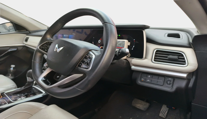 2023 Mahindra XUV700 AX 7 LUXURY D AT 7 STR, Diesel, Automatic, 25,318 km, interior