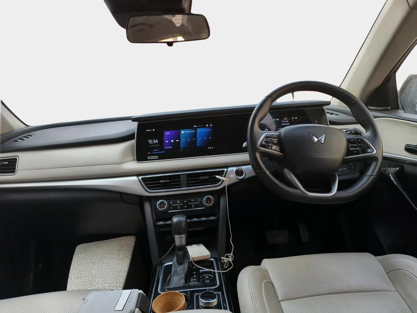 2023 Mahindra XUV700 AX 7 LUXURY D AT 7 STR, Diesel, Automatic, 25,318 km, interior