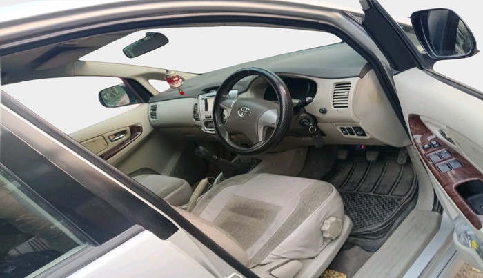 2012 Toyota Innova V 2.5 7 STR, Diesel, Manual, 1,04,198 km, interior