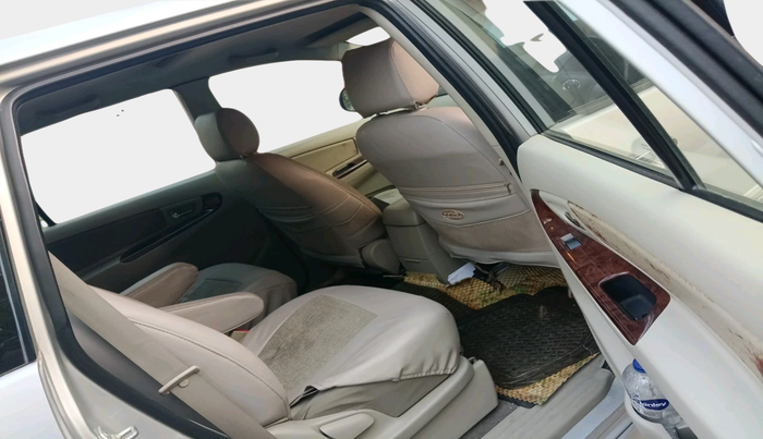 2012 Toyota Innova V 2.5 7 STR, Diesel, Manual, 1,04,198 km, interior