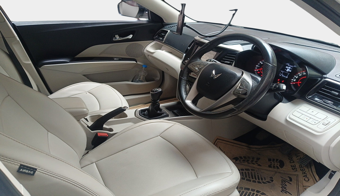 2022 Mahindra XUV300 W8 (O) 1.2 PETROL, Petrol, Manual, 92,877 km, interior