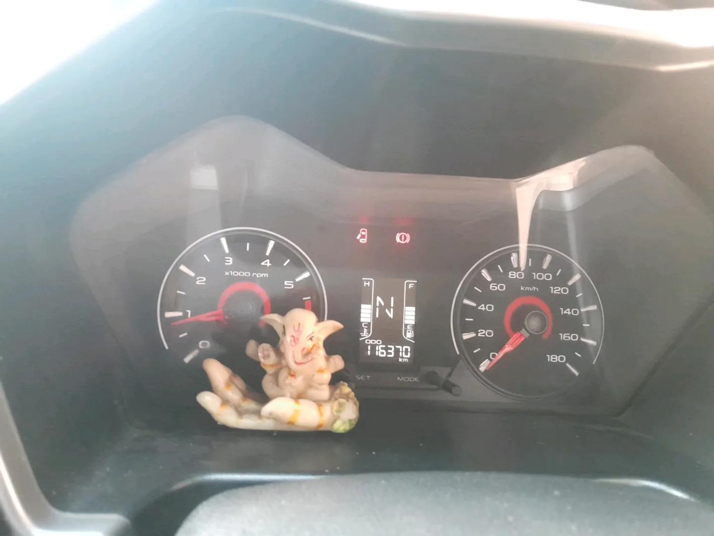 2018 Mahindra KUV 100 NXT K8 P 6 STR, Petrol, Manual, 1,16,370 km, interior