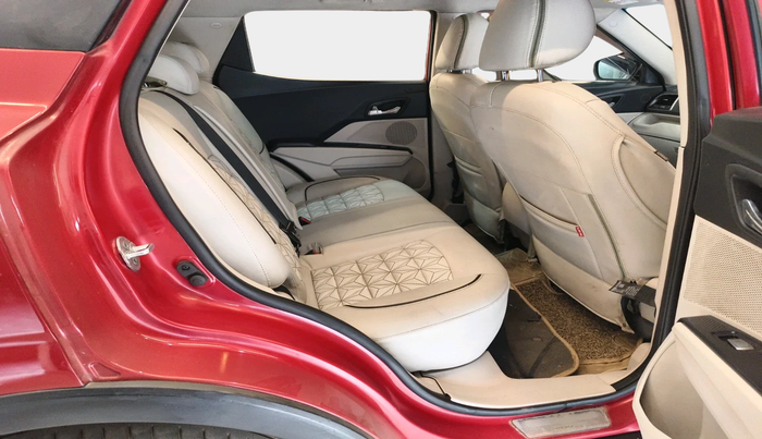 2019 Mahindra XUV300 W8 (O) 1.5 DIESEL, Diesel, Manual, 1,27,023 km, interior