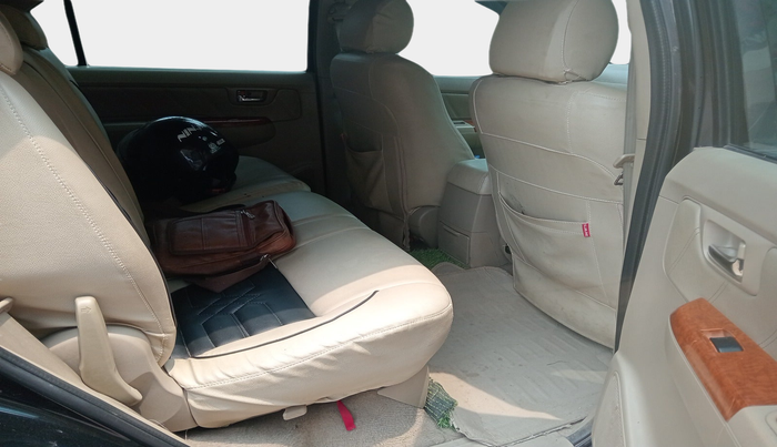 2010 Toyota Fortuner 3.0 4X4 MT, Diesel, Manual, 1,98,014 km, interior