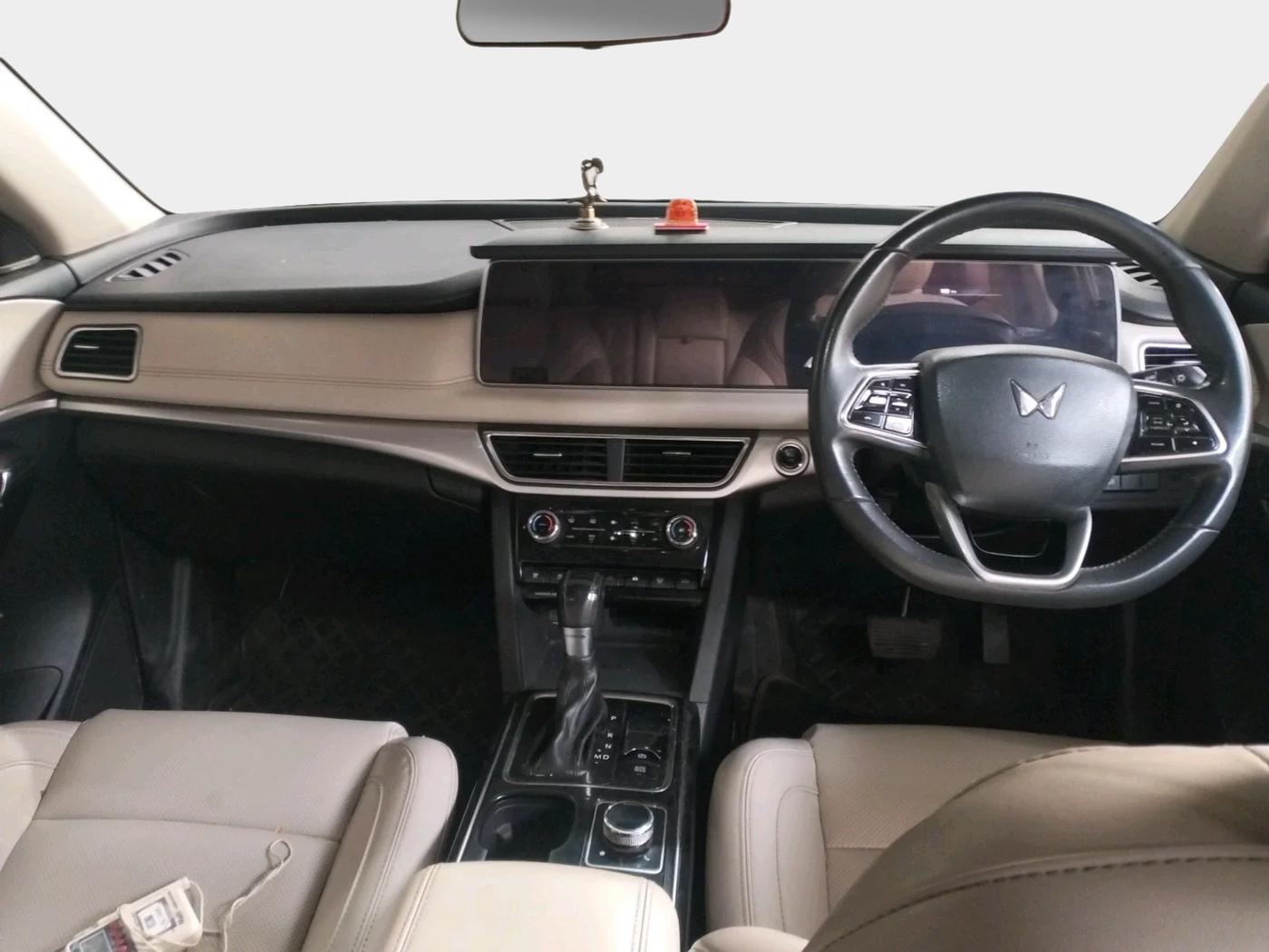 2022 Mahindra XUV700 AX 7 LUXURY D AT 7 STR, Diesel, Automatic, 98,250 km, interior