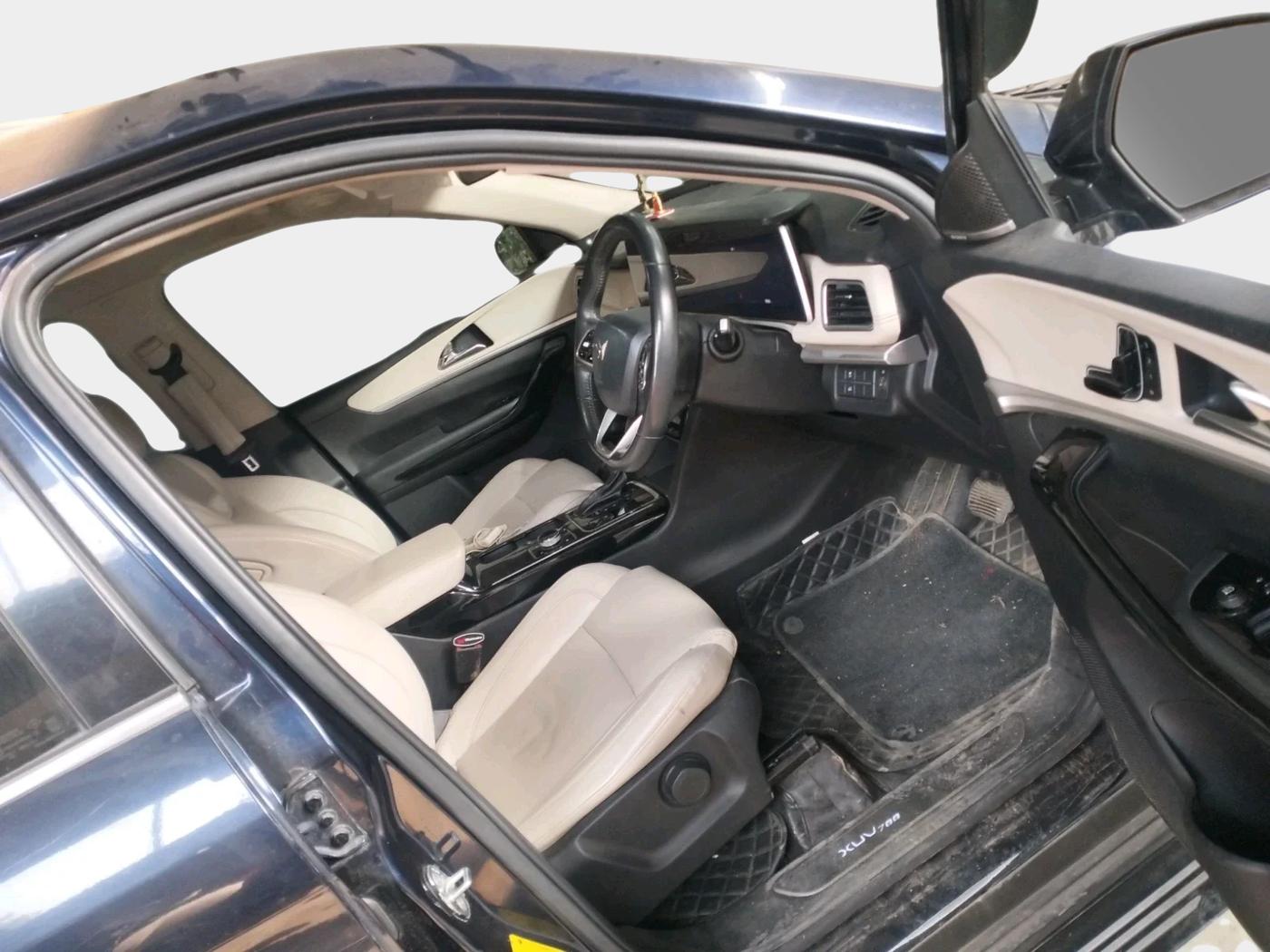 2022 Mahindra XUV700 AX 7 LUXURY D AT 7 STR, Diesel, Automatic, 98,250 km, interior