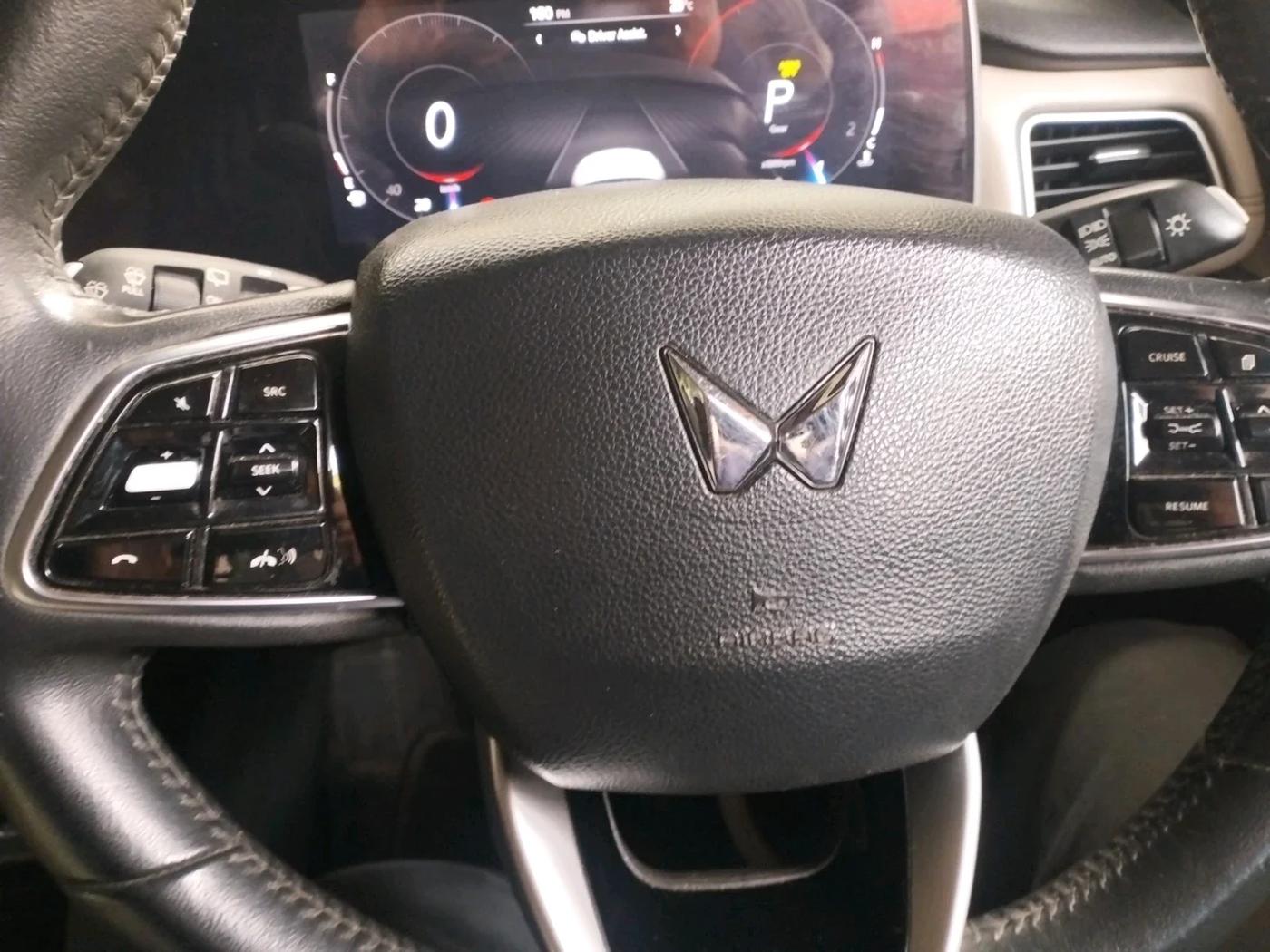 2022 Mahindra XUV700 AX 7 LUXURY D AT 7 STR, Diesel, Automatic, 98,250 km, interior