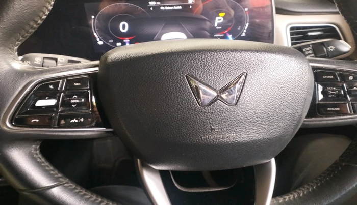 2022 Mahindra XUV700 AX 7 LUXURY D AT 7 STR, Diesel, Automatic, 97,696 km, interior