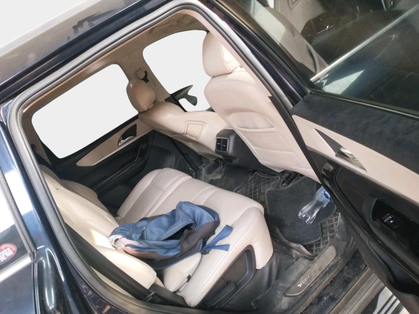 2022 Mahindra XUV700 AX 7 LUXURY D AT 7 STR, Diesel, Automatic, 98,250 km, interior