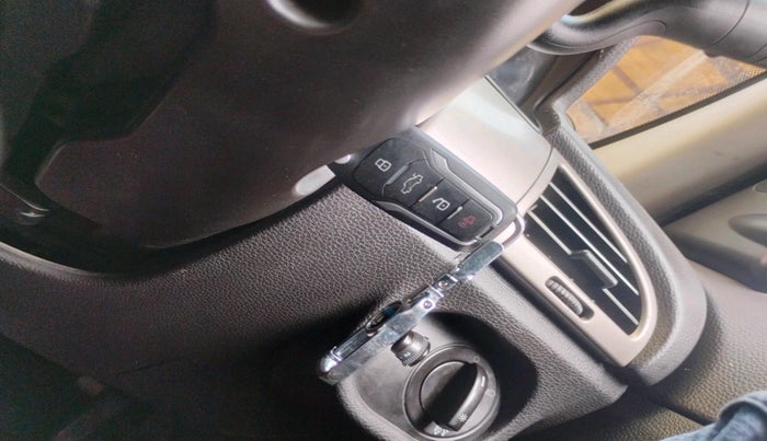 2016 Tata Safari Storme 2.2 EX 4X2, Diesel, Manual, 88,418 km, interior