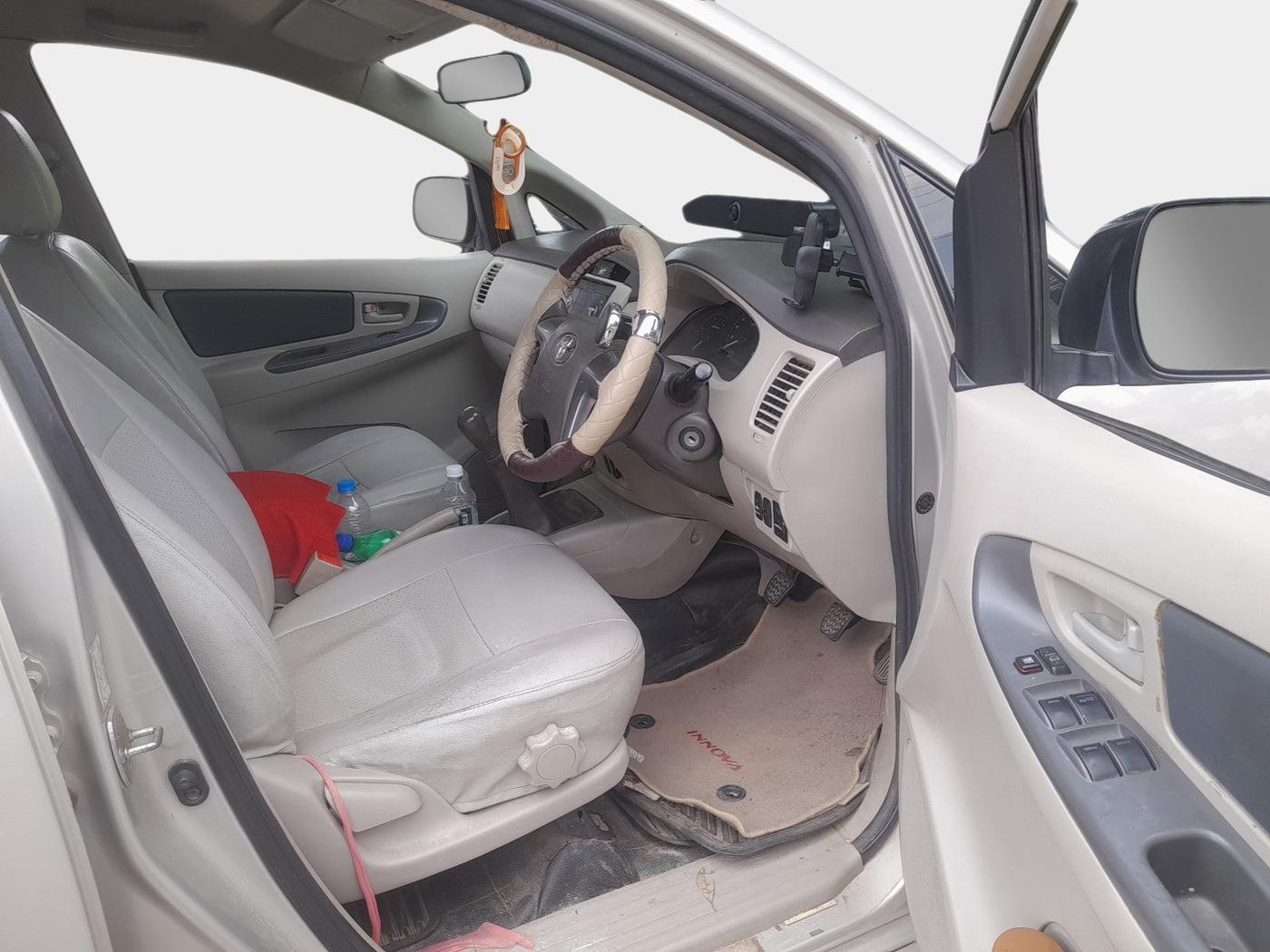 2014 Toyota Innova 2.5 GX 7 STR, Diesel, Manual, 71,344 km, interior