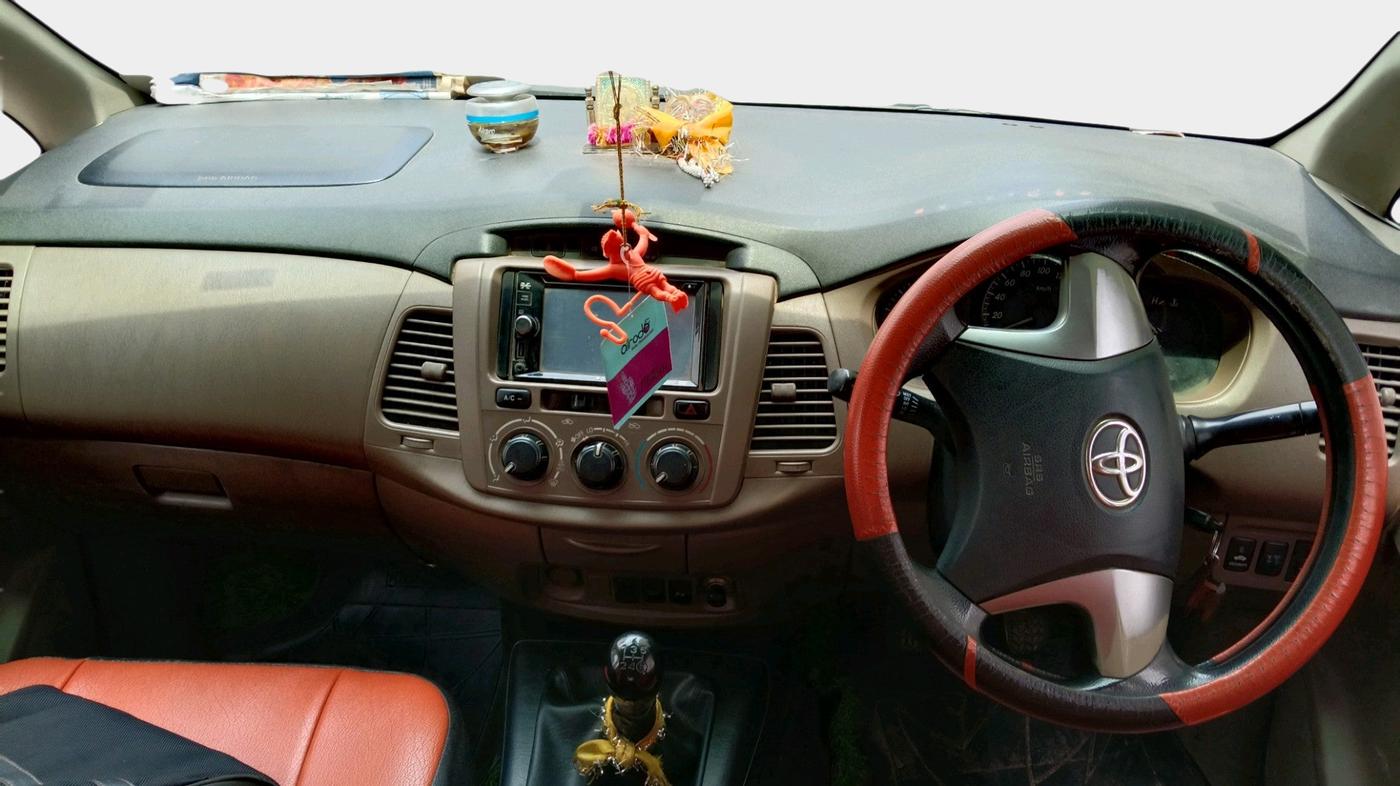 2015 Toyota Innova 2.5 GX 7 STR, Diesel, Manual, 1,95,532 km, interior