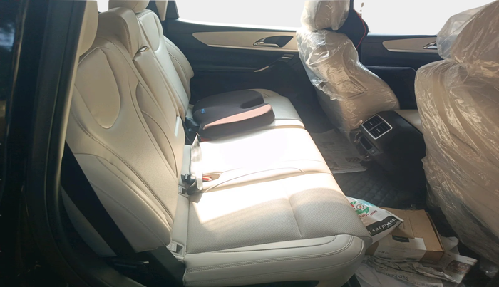 2023 Mahindra XUV700 AX 7 P MT 7 STR, Petrol, Manual, 20,835 km, interior