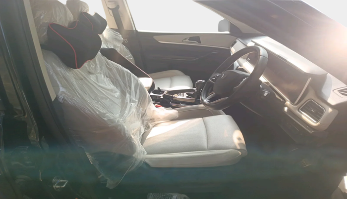 2023 Mahindra XUV700 AX 7 P MT 7 STR, Petrol, Manual, 20,835 km, interior