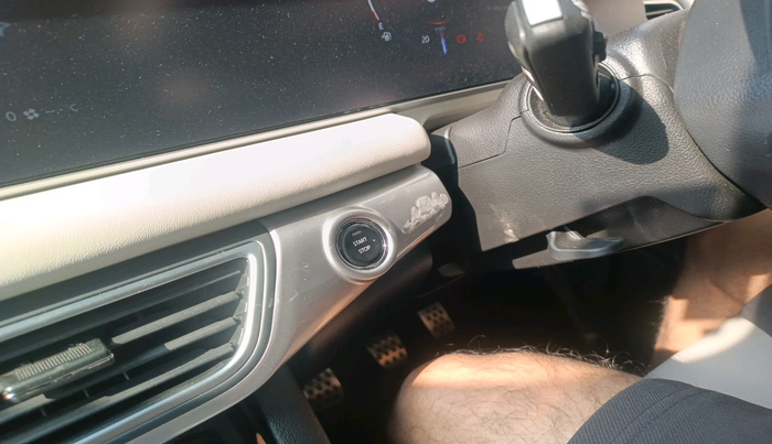 2023 Mahindra XUV700 AX 7 P MT 7 STR, Petrol, Manual, 20,835 km, interior