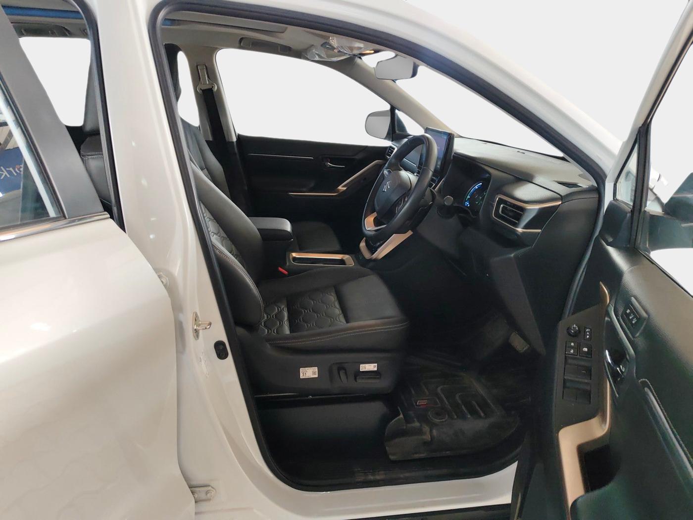 2025 Maruti Invicto ALPHA PLUS 7 STRONG HYBRID , Hybrid, Automatic, 26,000 km, interior