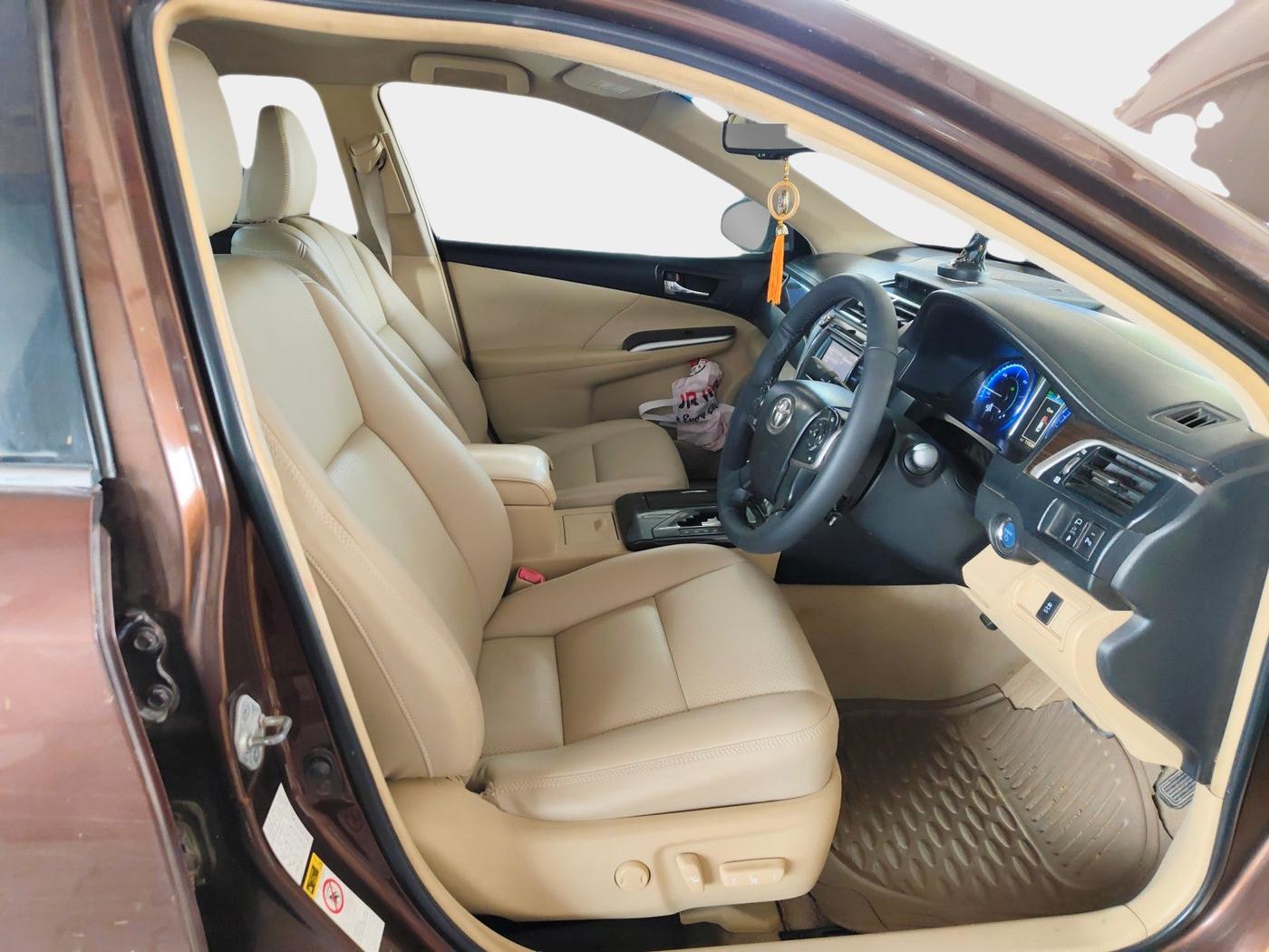 2016 Toyota Camry HYBRID, Hybrid, Automatic, 1,19,286 km, interior